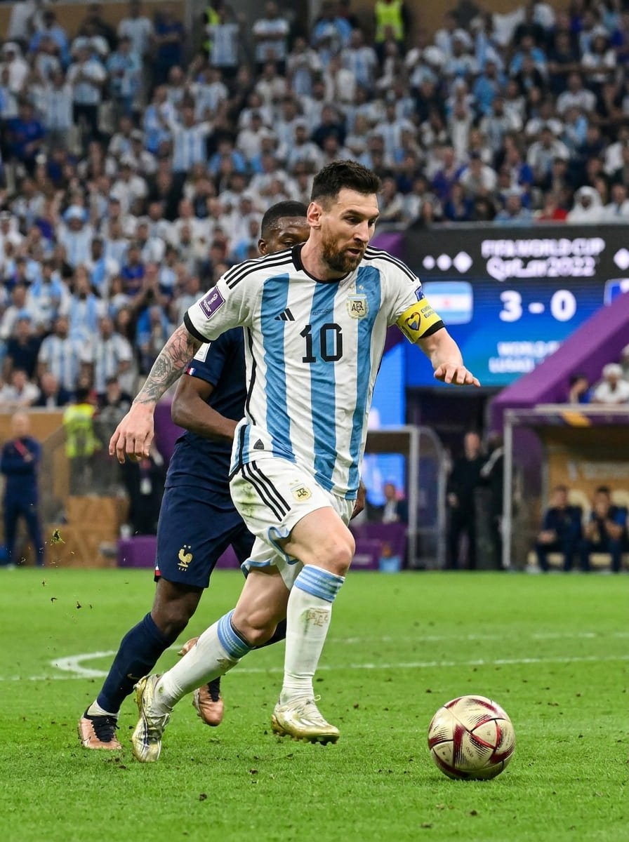 Lionel Messi sprinting with the ball